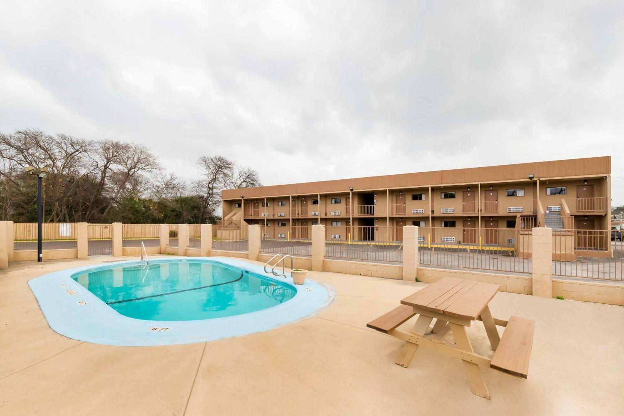 Oyo Hotel San Antonio Lackland Afb Seaworld Hwy 90 W Exterior foto